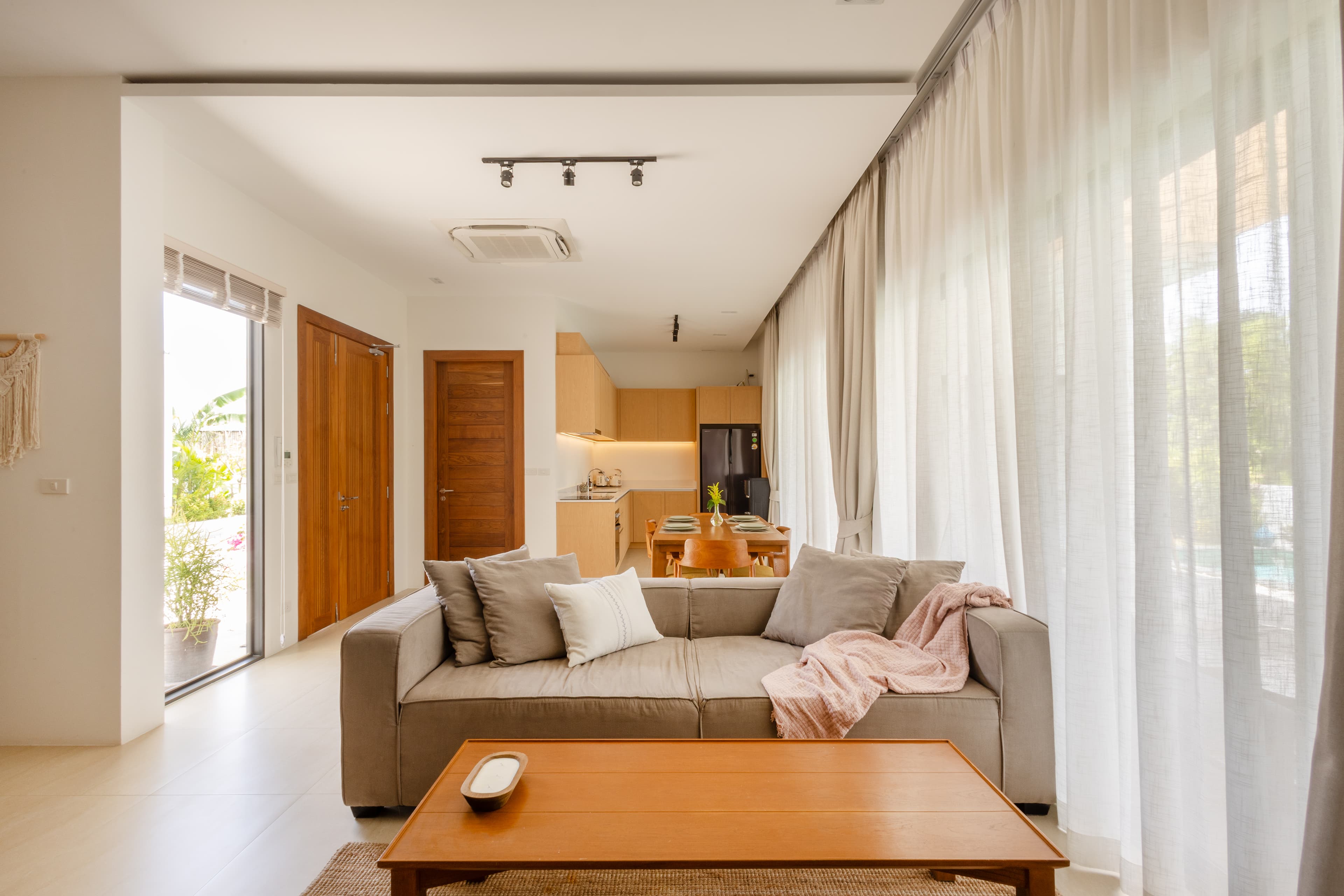 Living area with pool view — Barefoot Villas