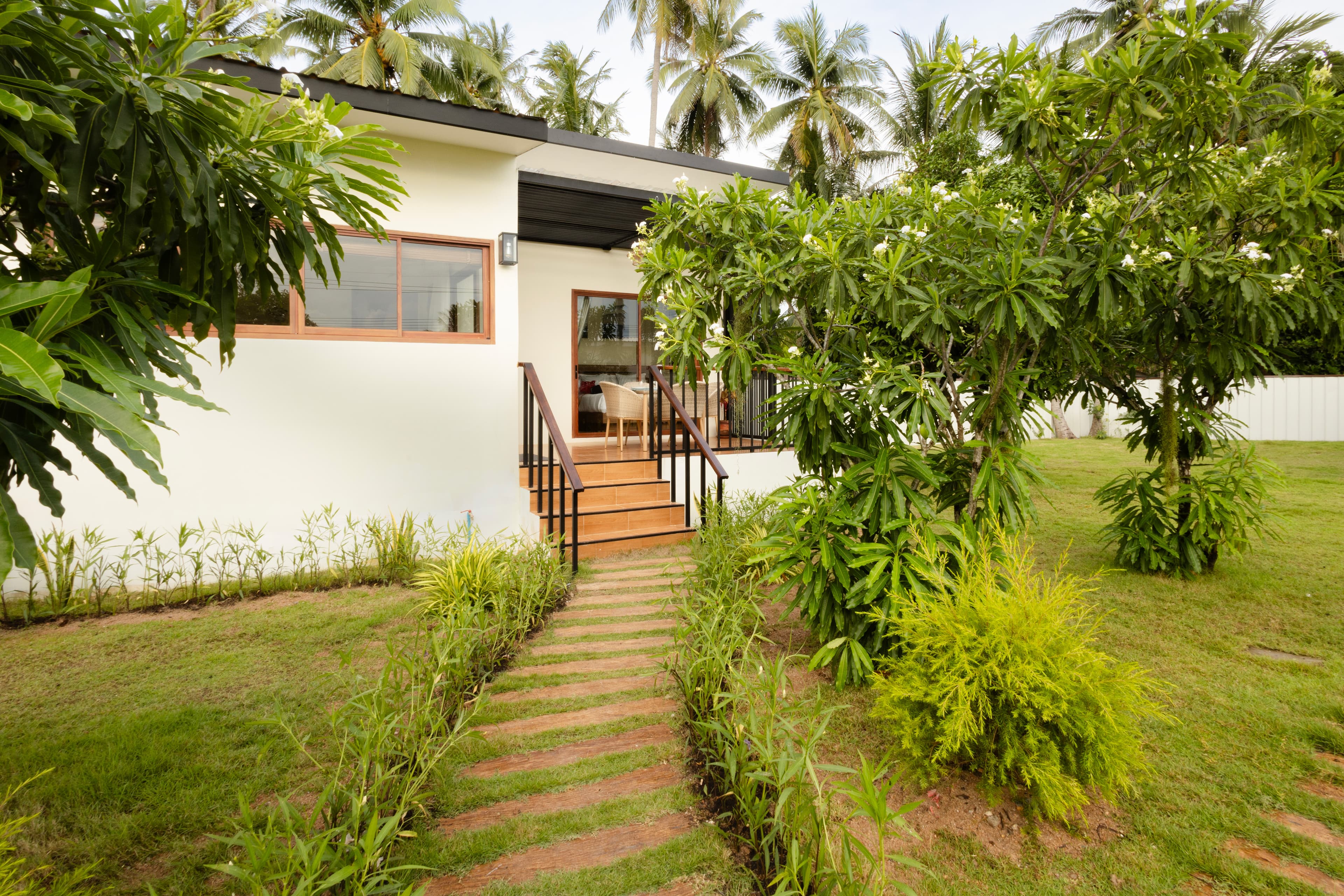 Garden path between units leading to the pool — Caya Beach