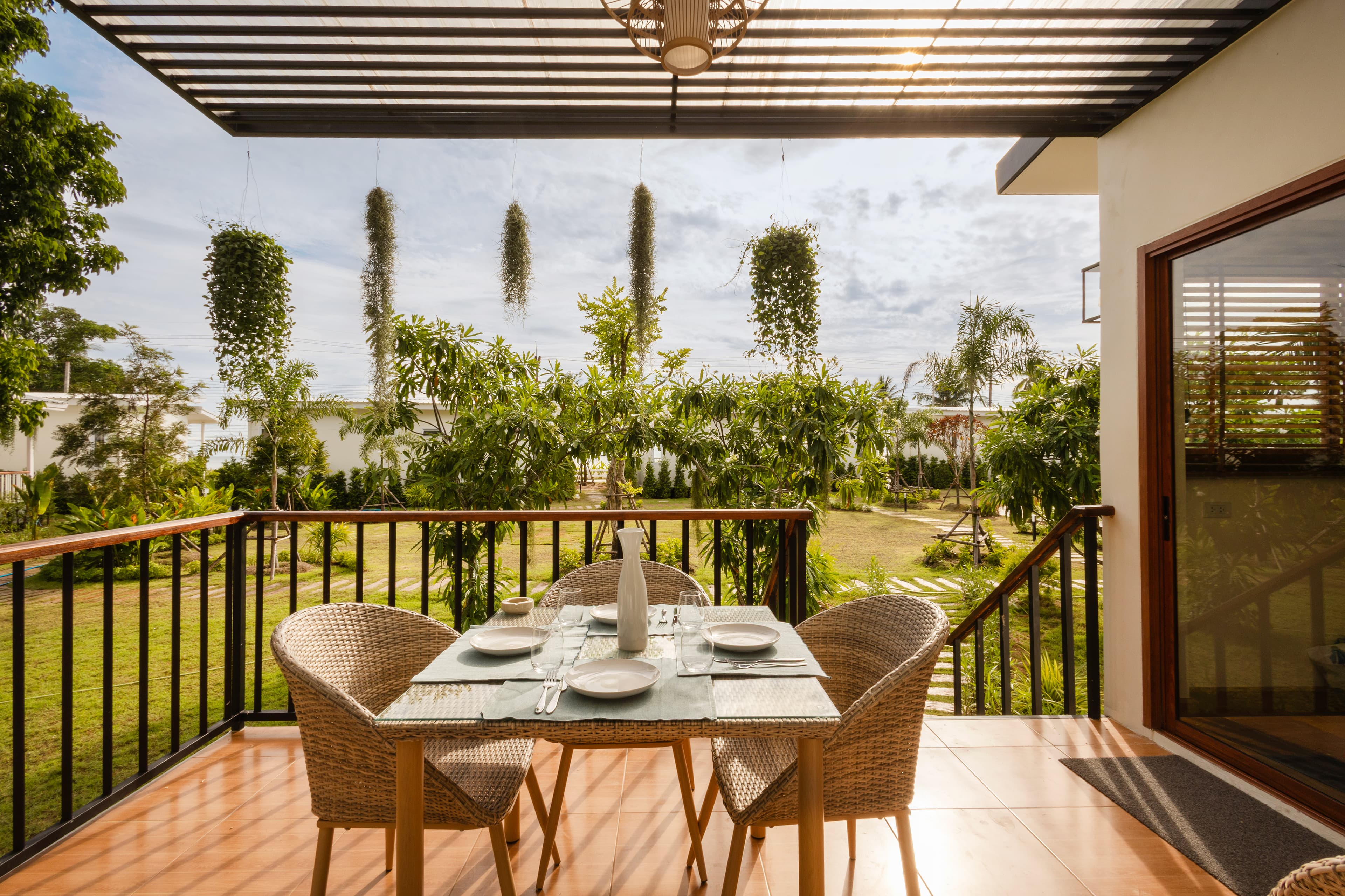 Open-plan living area with kitchenette — Caya Beach